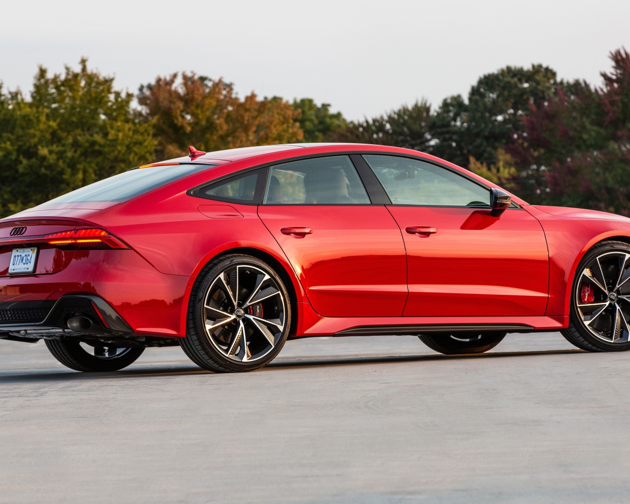 Красный автомобиль  Audi RS 7 Sportback, 2021 года вид сбоку