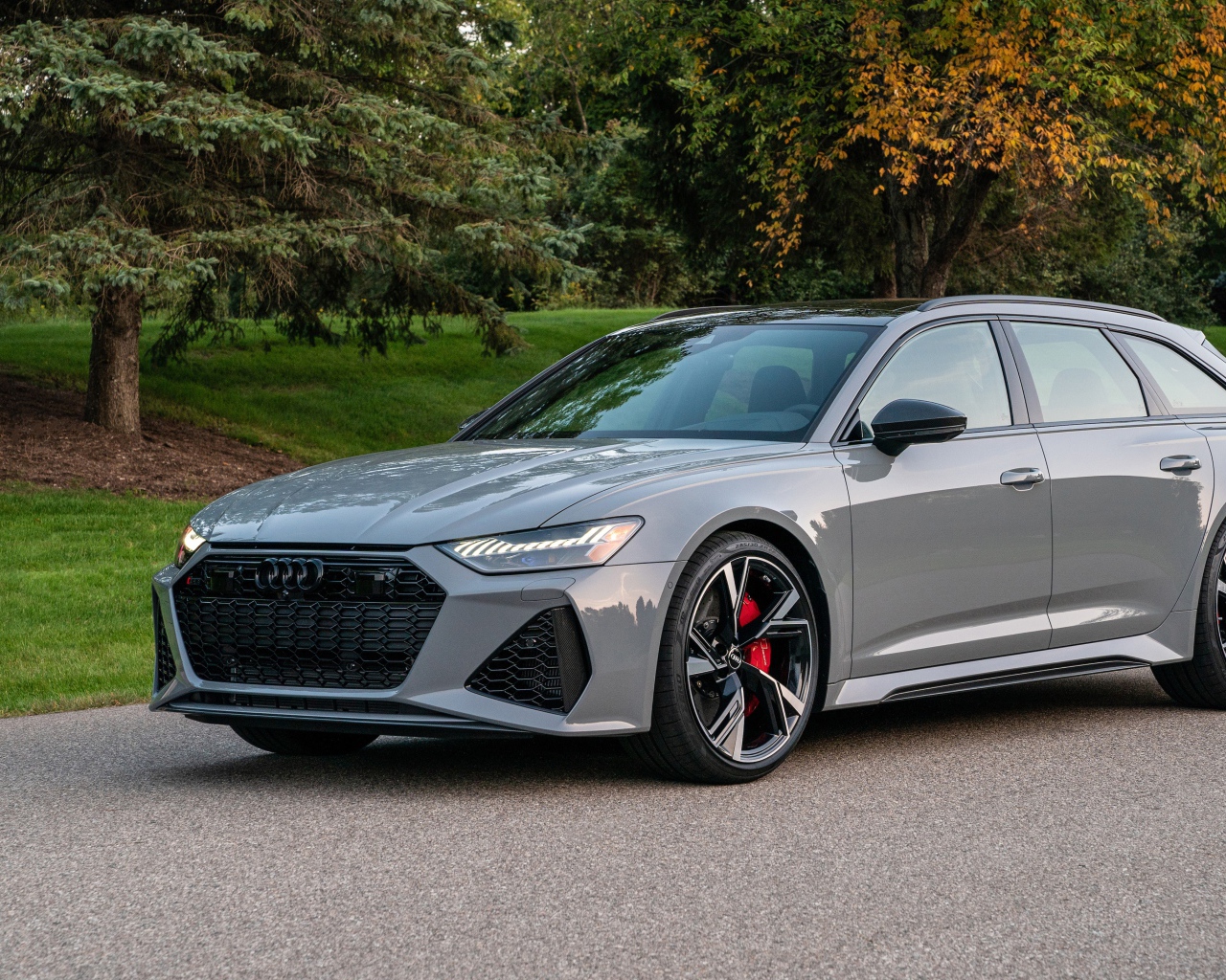 Серебристый автомобиль Audi RS 6 Avant, 2021 года вид спереди