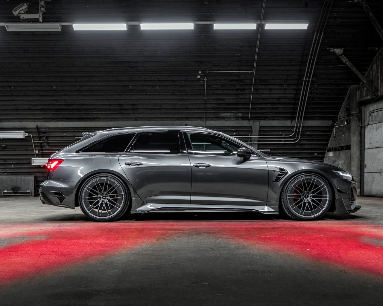 Серебристый автомобиль ABT RS6-R 2020 года в ангаре