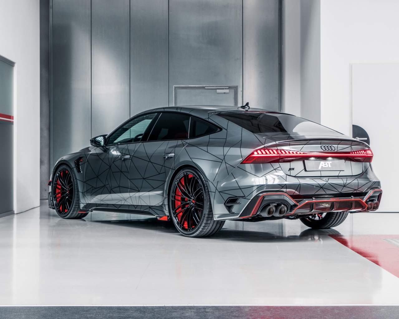 Серебристый автомобиль ABT RS7-R 2020 года вид сзади