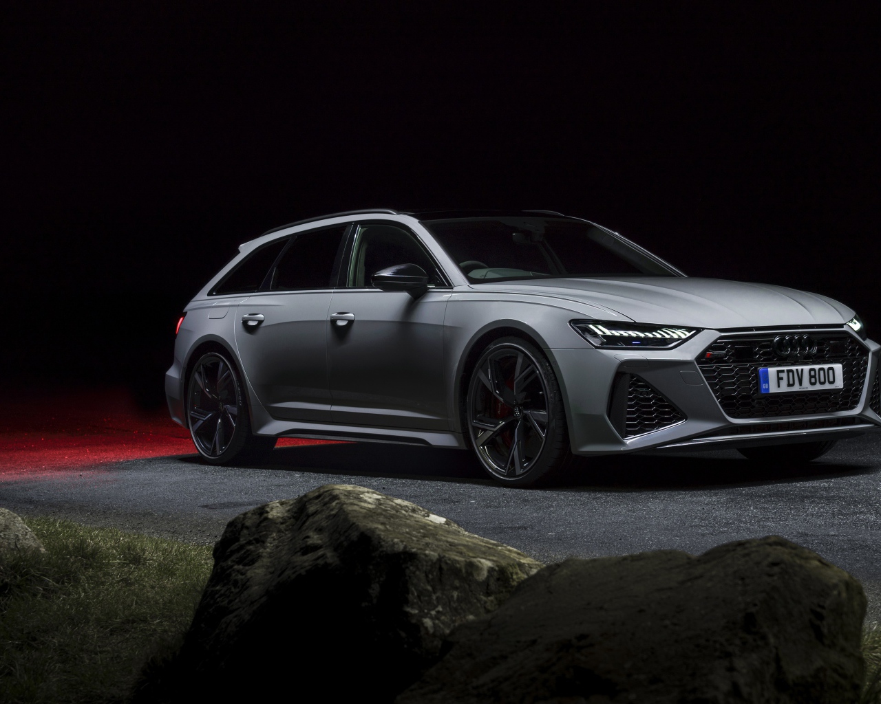 Серебристый автомобиль Audi RS 6 Avant 2020 года на дороге ночью 