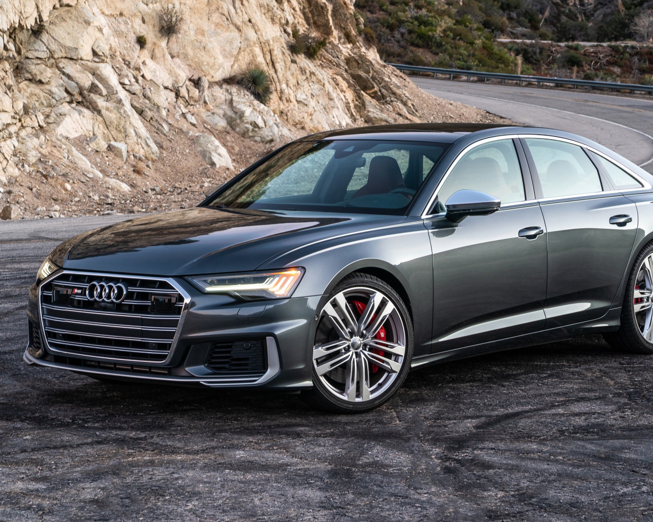 Серебристый седан  Audi S6, 2020 года на повороте 