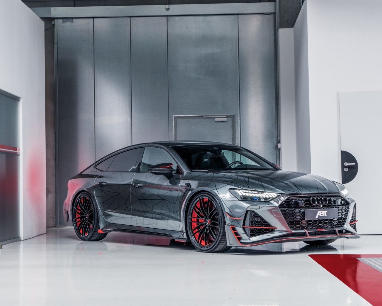 Стильный автомобиль ABT RS7-R 2020 года в гараже 