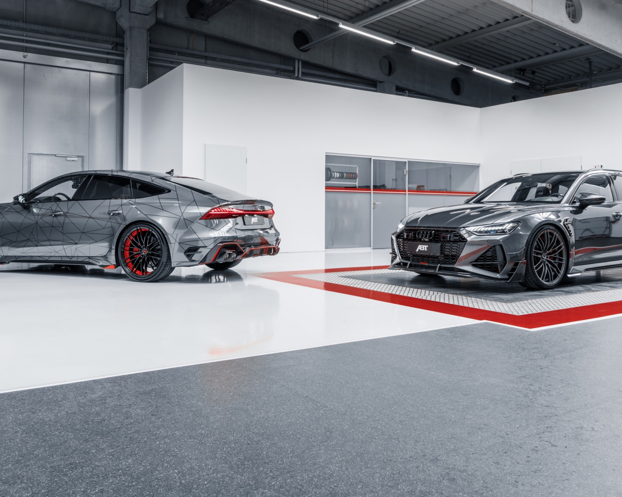 Два автомобиля ABT RS6-R 2020 года в гараже
