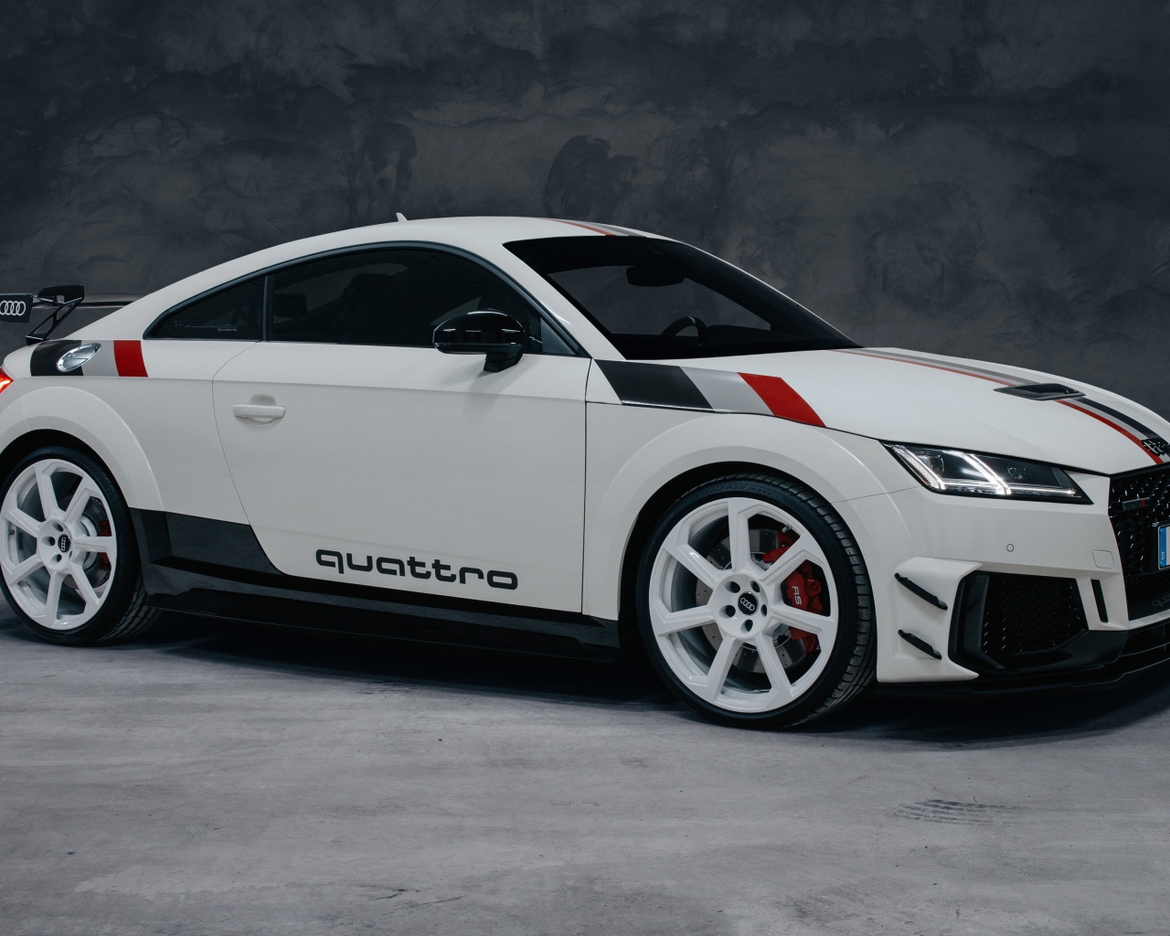 Белый автомобиль Audi TT RS Coupé 40 Jahre Quattro 2020 года на сером фоне