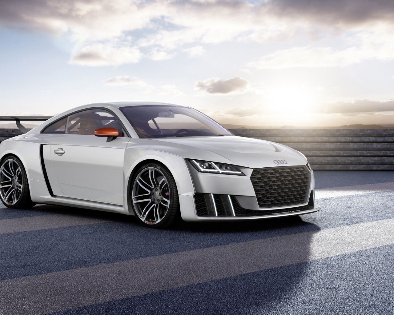 Белый автомобиль Audi TT в лучах солнца 