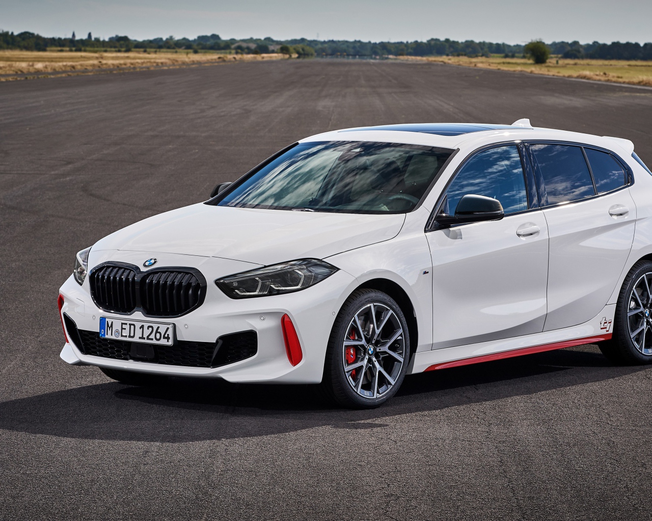 Белый автомобиль BMW 128ti 2020 года на дороге