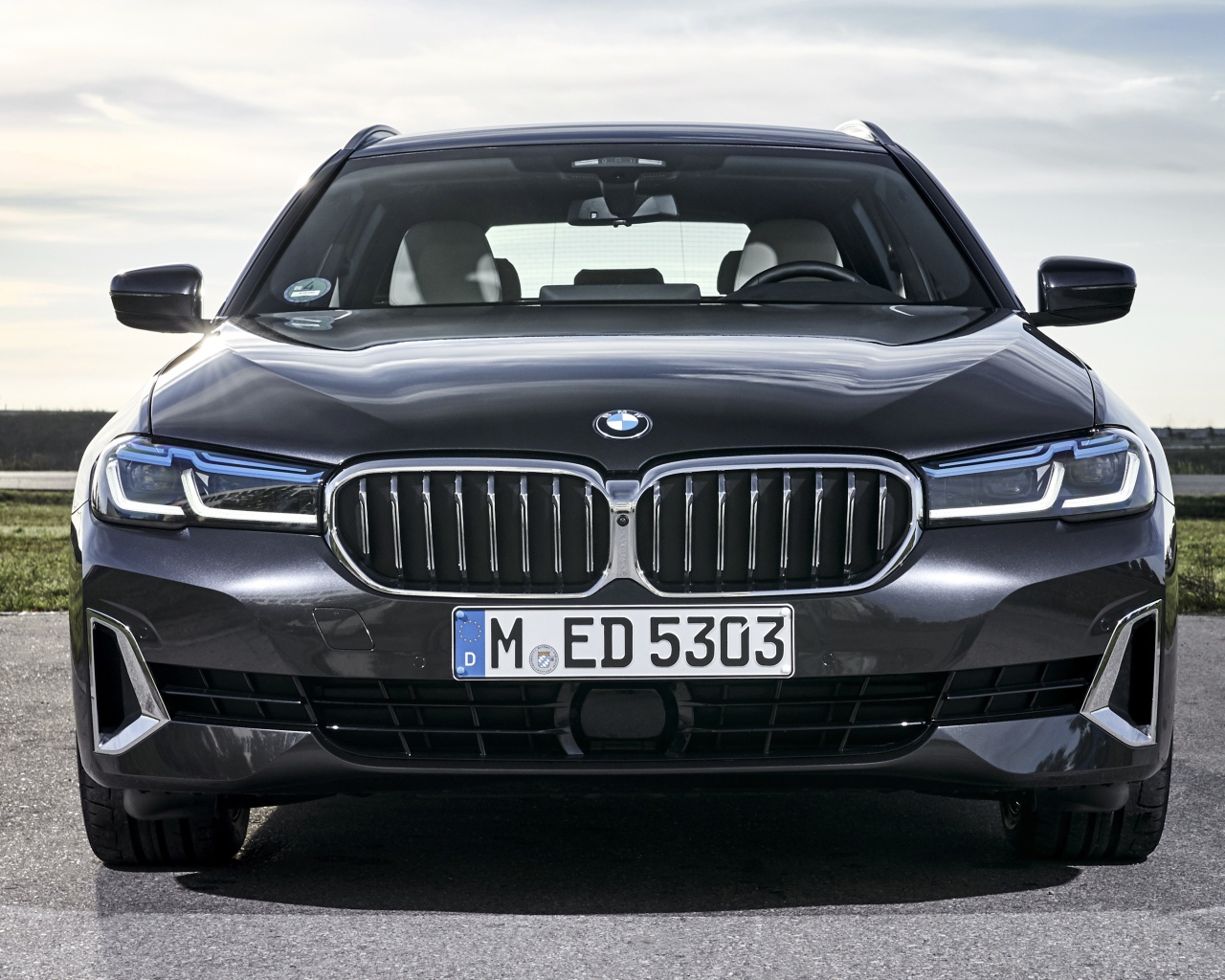 Черный автомобиль BMW 530d XDrive Touring Luxury Line 2020 года вид спереди