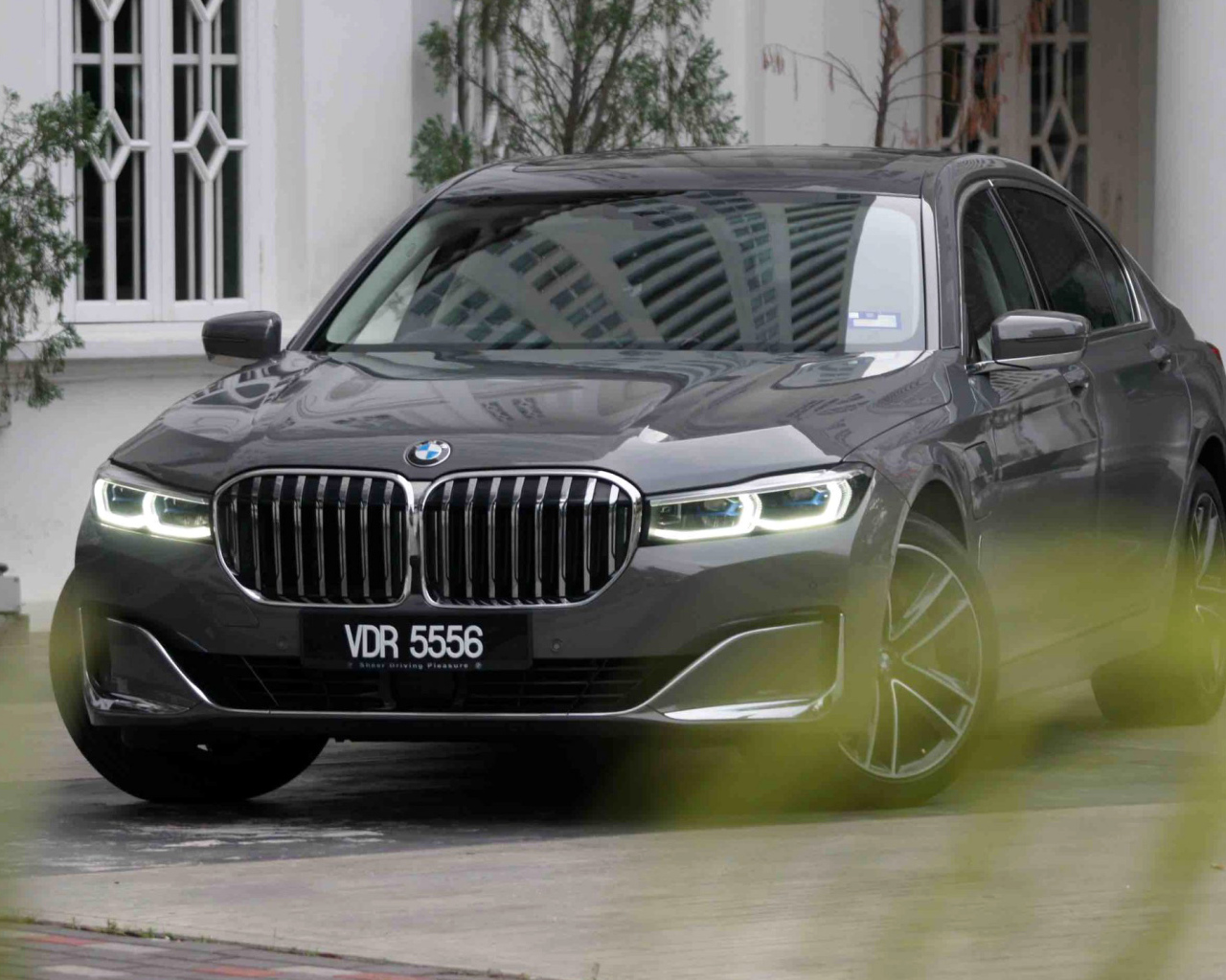 Черный автомобиль BMW 740Le XDrive 2020 года 