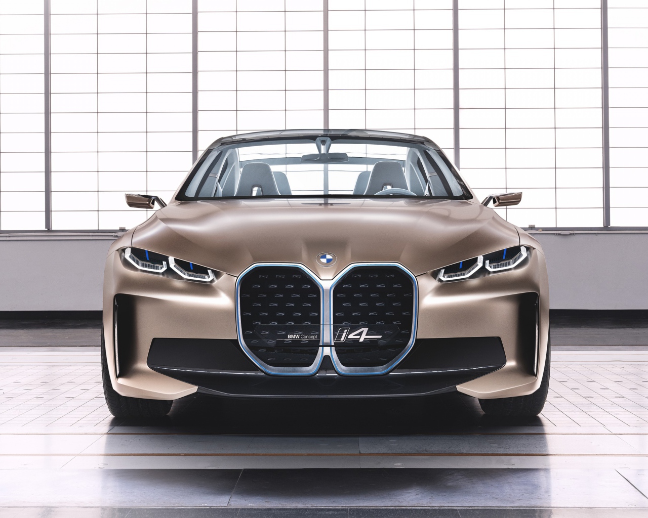 Автомобиль BMW Concept I4 2020 года вид спереди