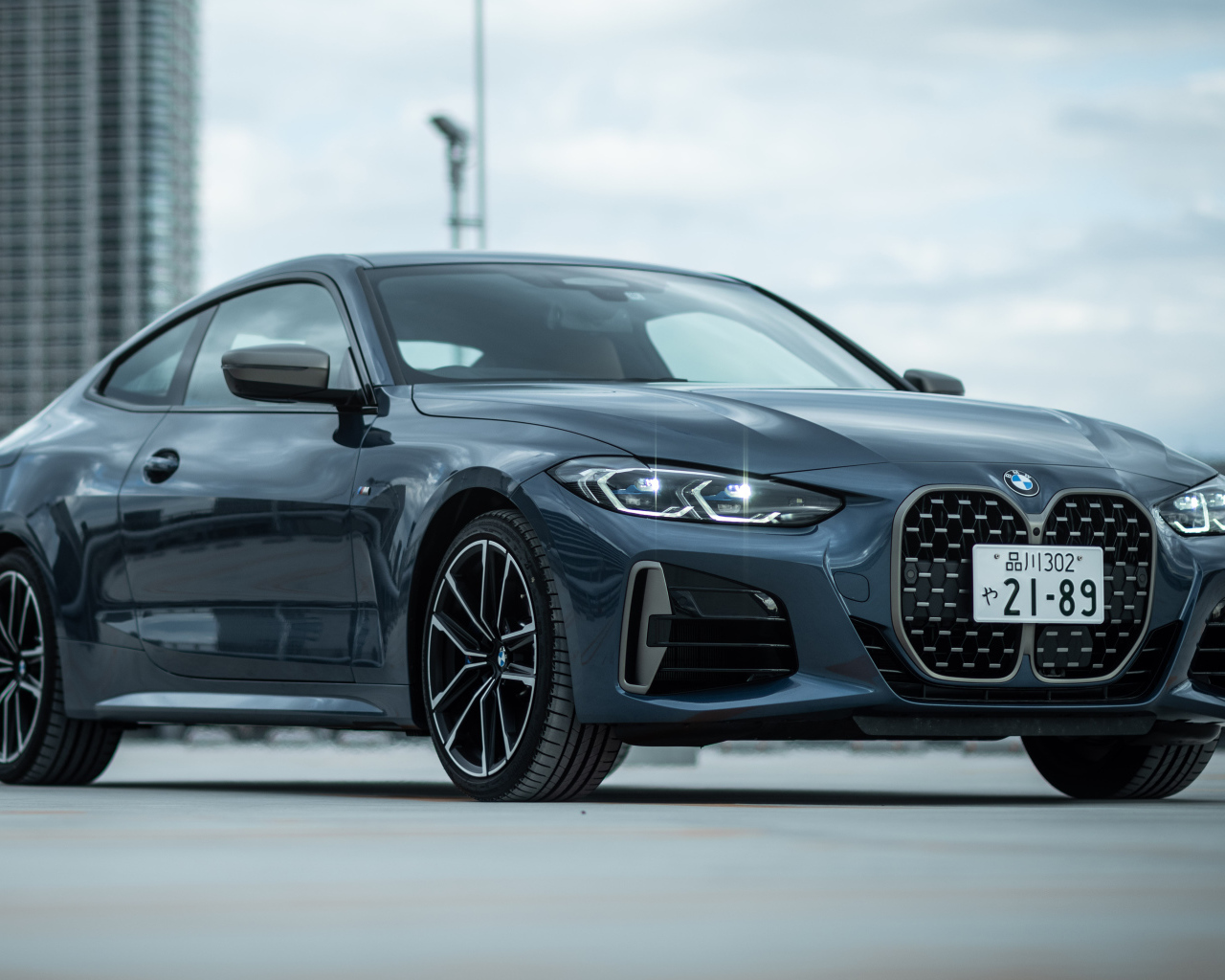 Автомобиль BMW M440i XDrive Coupé 2020 года на фоне города