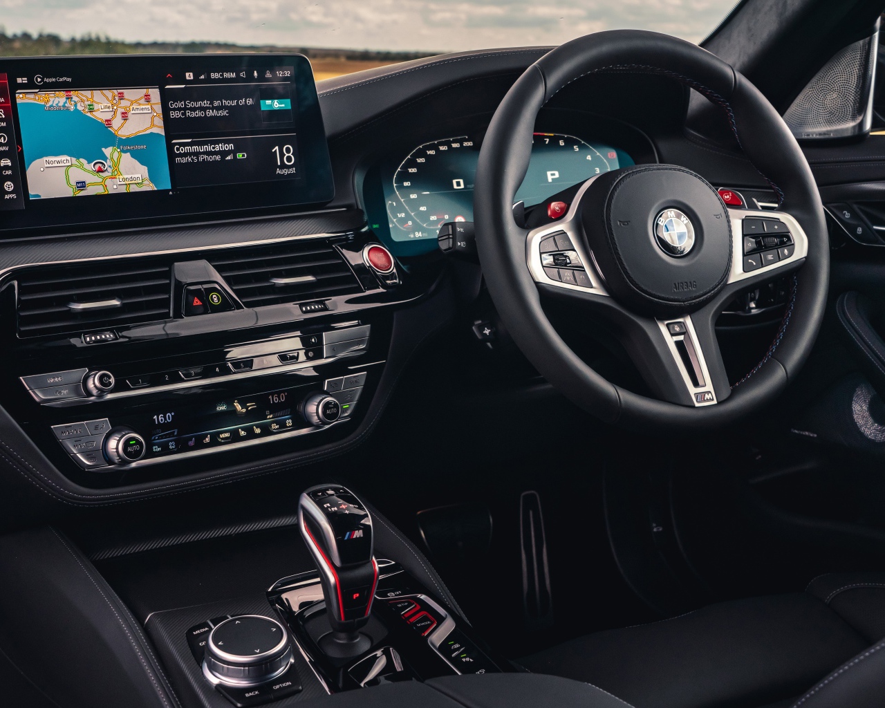 Черный кожаный салон автомобиля BMW M5 Competition 2020 года