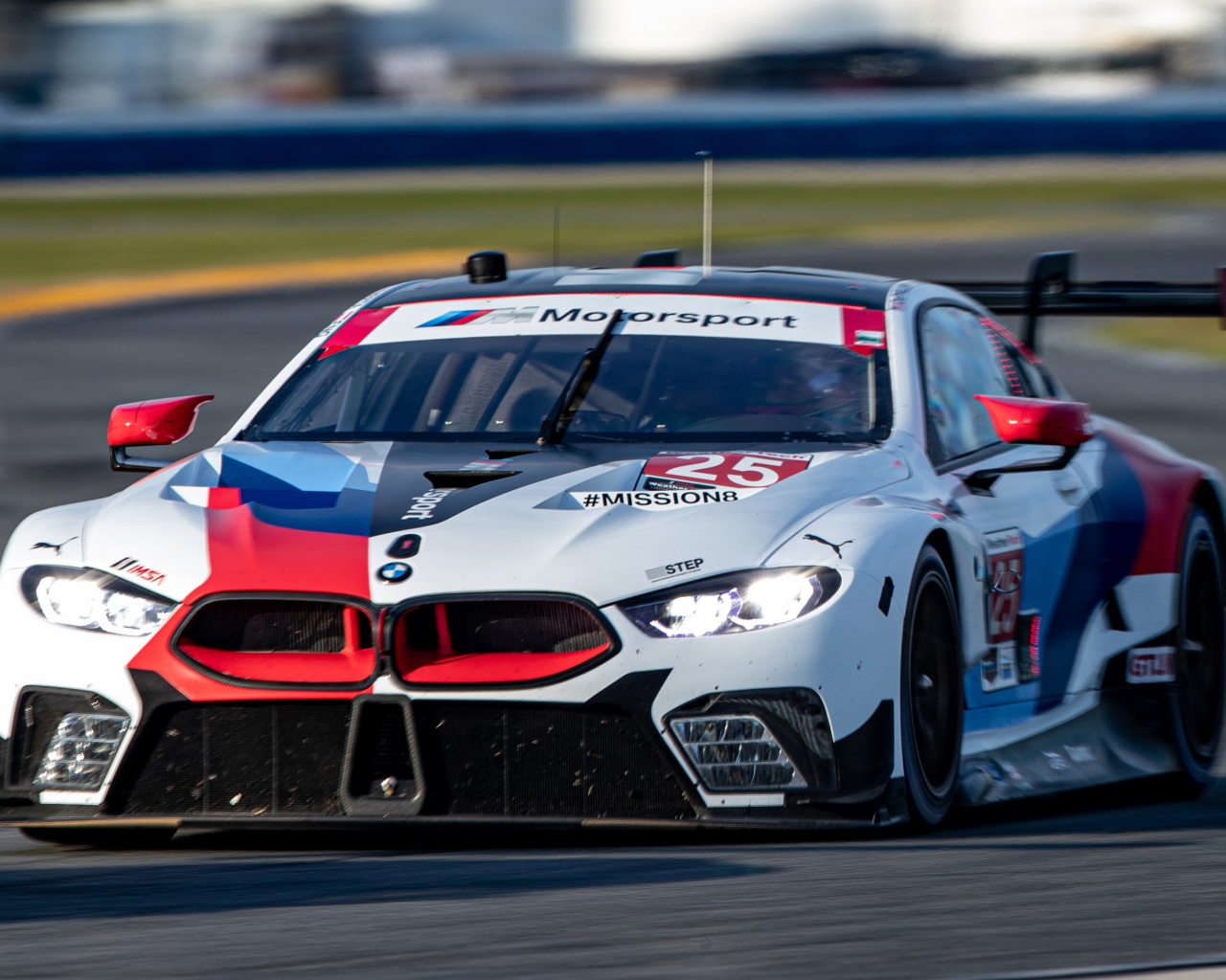 Гоночный автомобиль BMW M8 GTE 2020 года на трассе