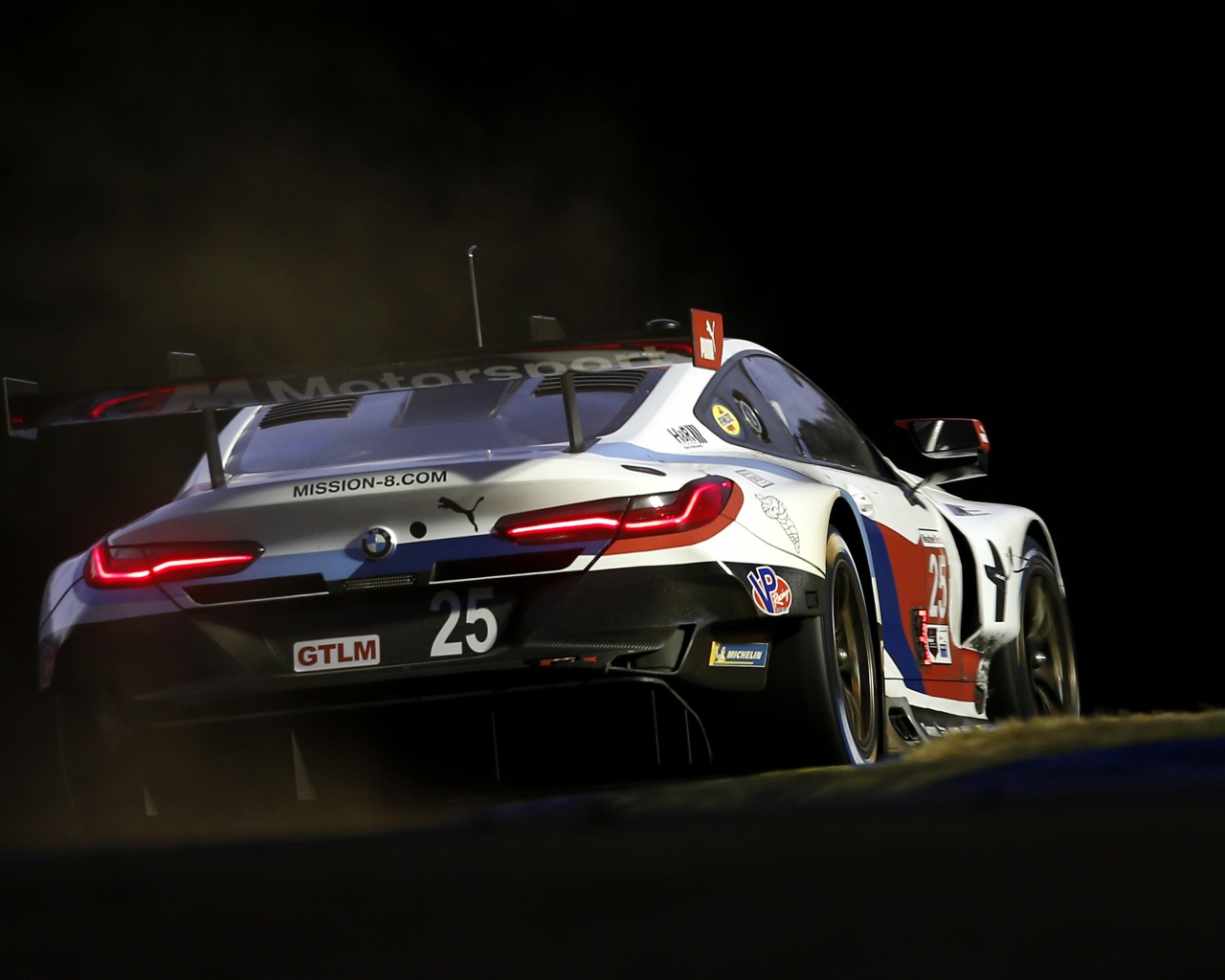 Гоночный автомобиль BMW M8 GTE 2020 года на соревнованиях 