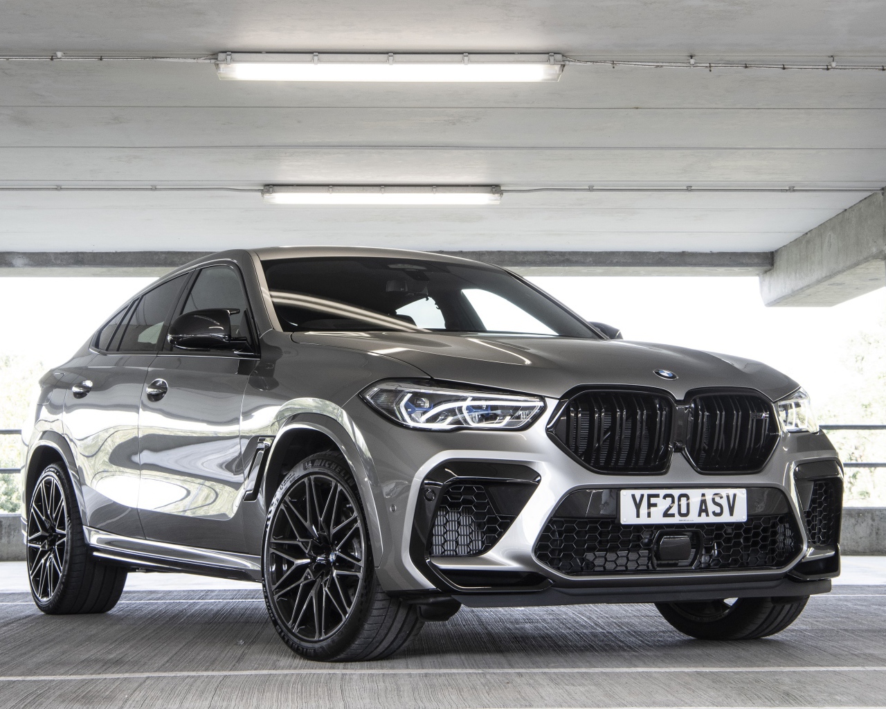 Автомобиль BMW X6 M Competition 2020 года на парковке 