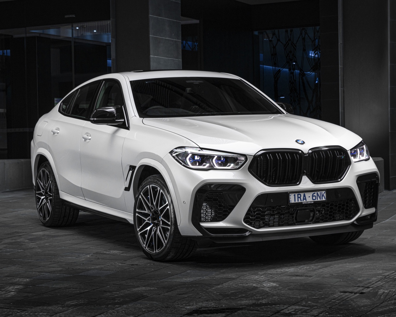 Белый автомобиль BMW X6 M Competition 2020 года 