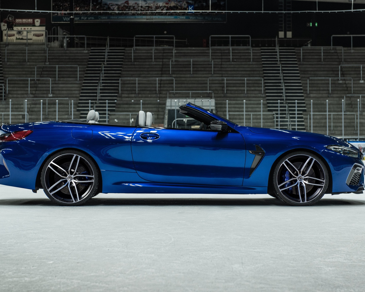 Синий автомобиль  BMW M8 Competition Cabrio 2020 года вид сзади