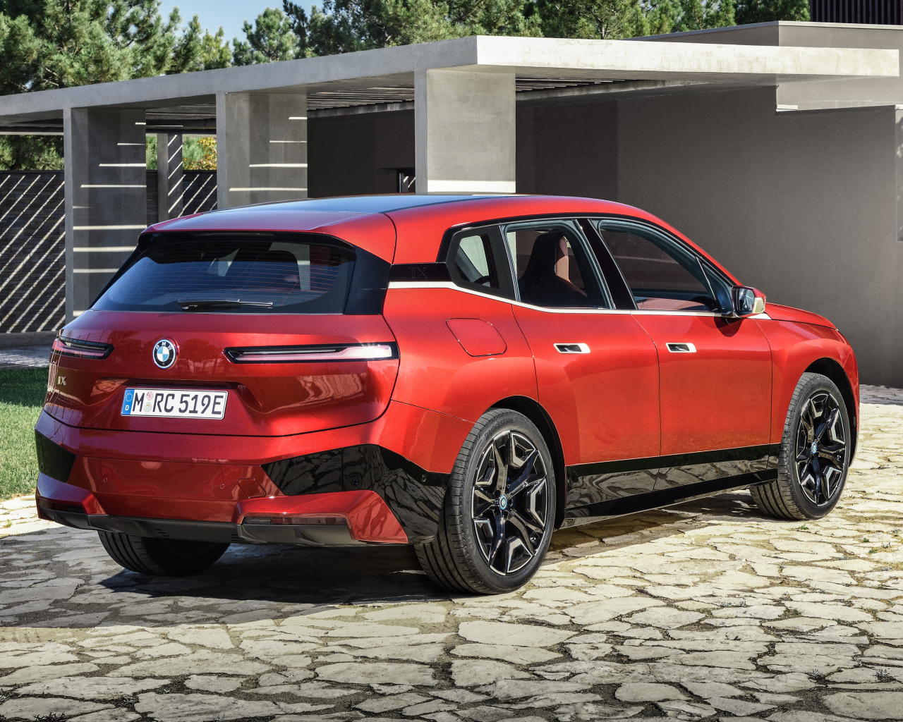 Кроссовер BMW IX Sport 2021 года вид сзади