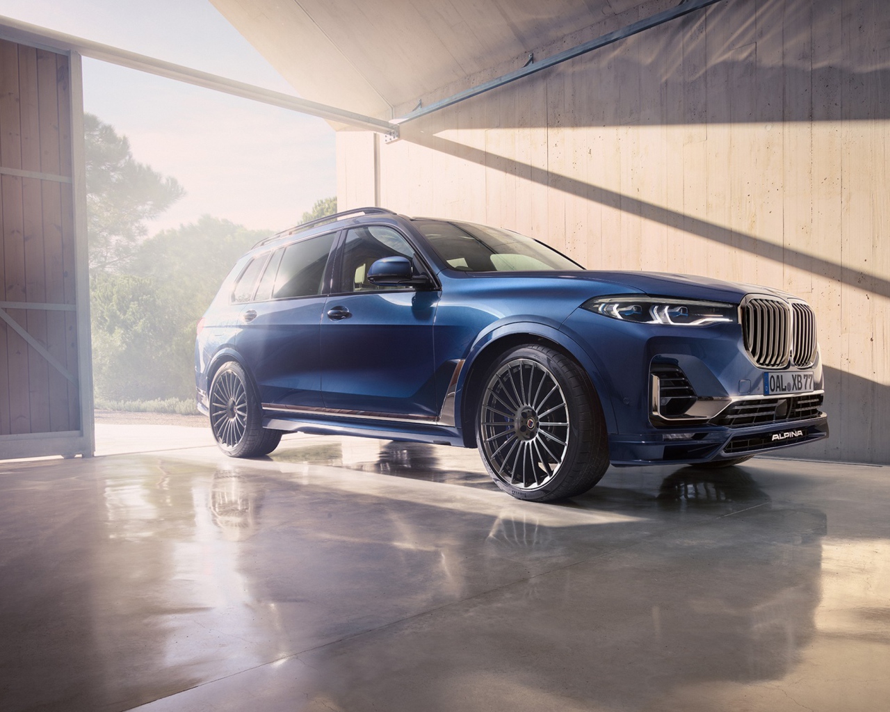 Внедорожник BMW Alpina XB7, 2021 года в гараже 