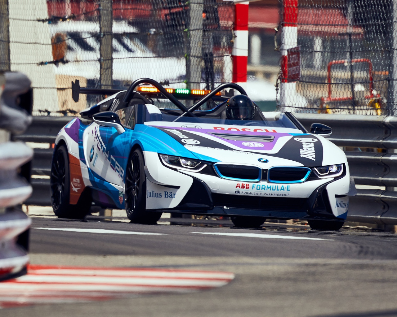 Гоночный автомобиль BMW I8 Roadster на трассе 