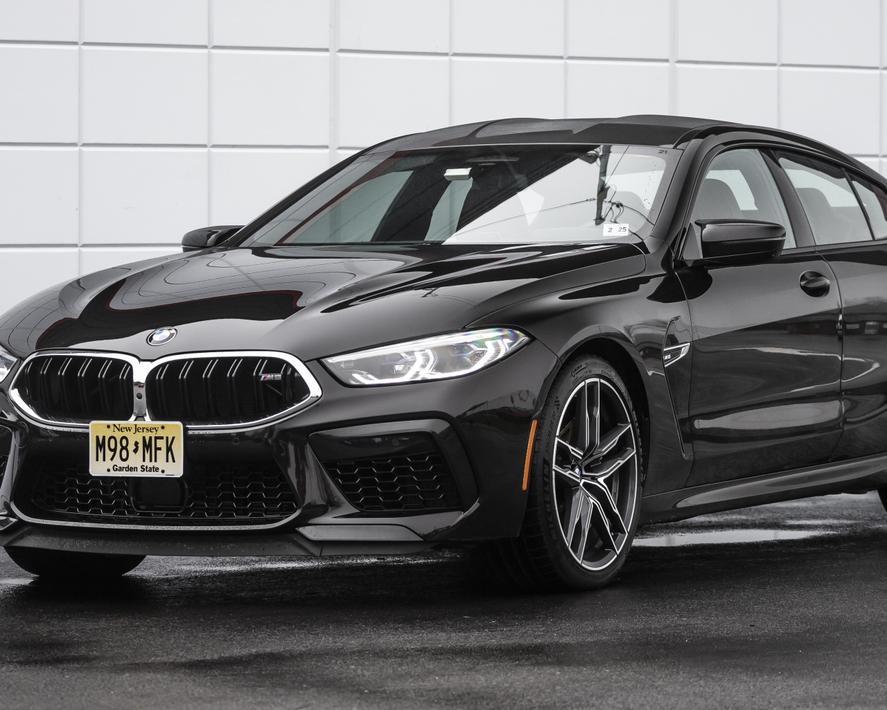 Черный автомобиль BMW M8, 2020 года