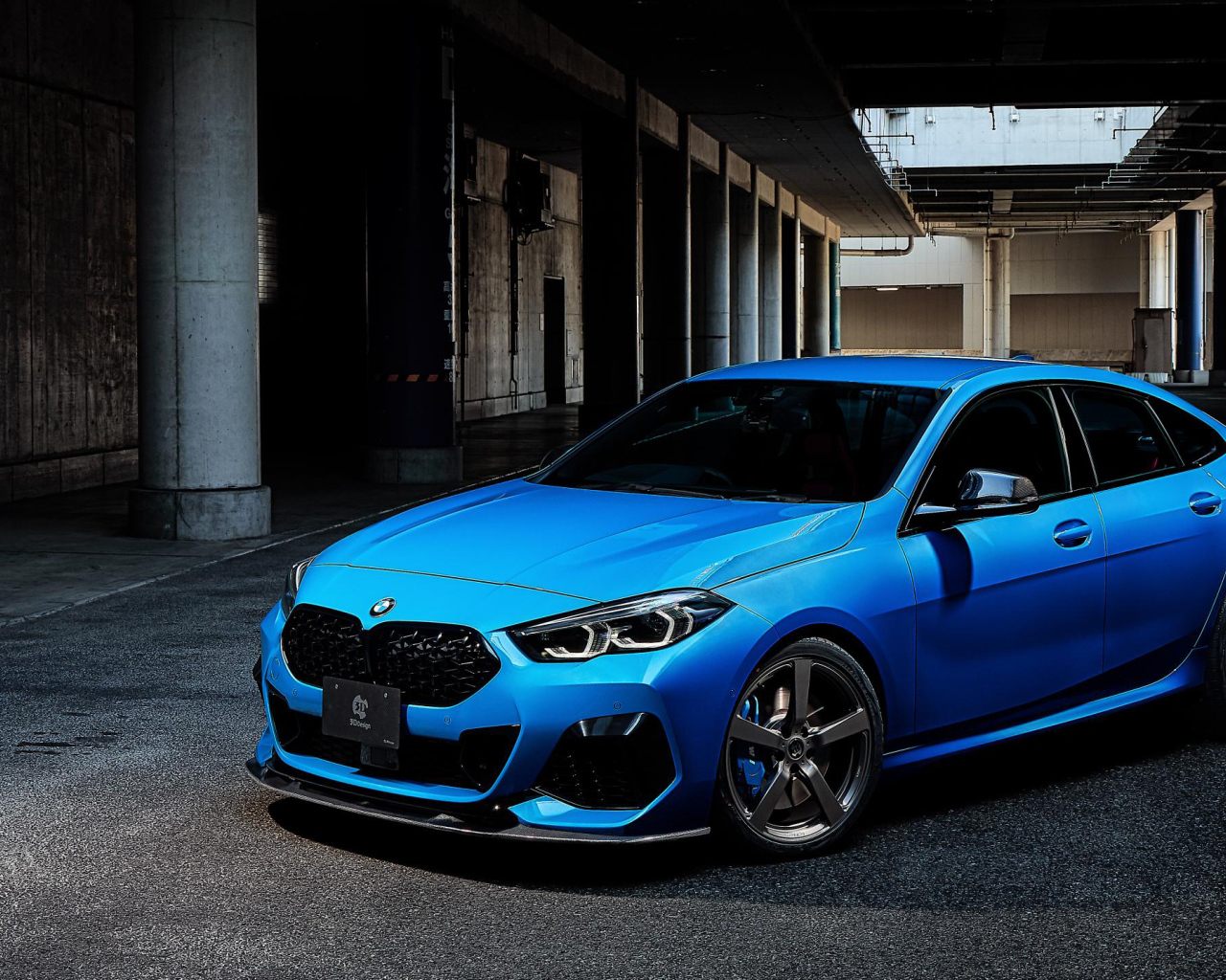 Синий автомобиль BMW 2 Series Gran Coupé 2020 года на подземной парковке