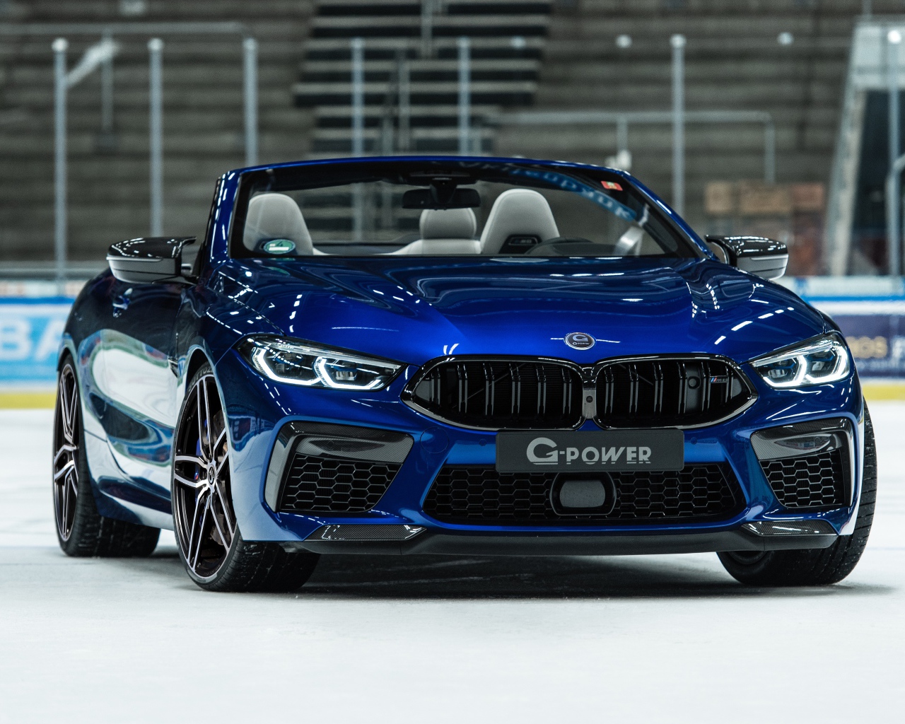 Синий автомобиль  BMW M8 Competition Cabrio 2020 на стадионе 