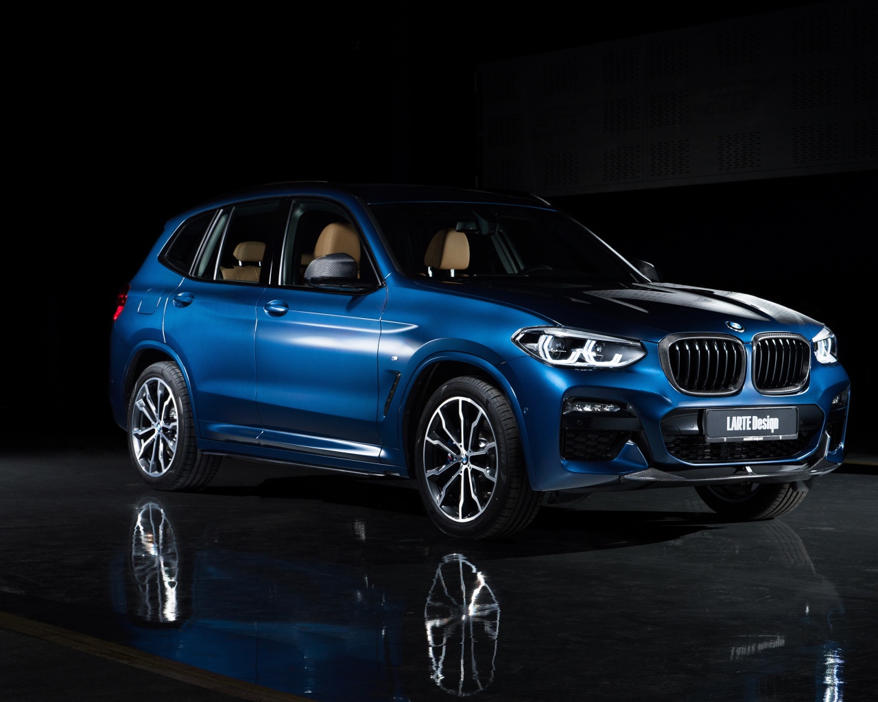 Синий автомобиль Larte Design BMW X3 XDrive30d 2020 года на черном фоне
