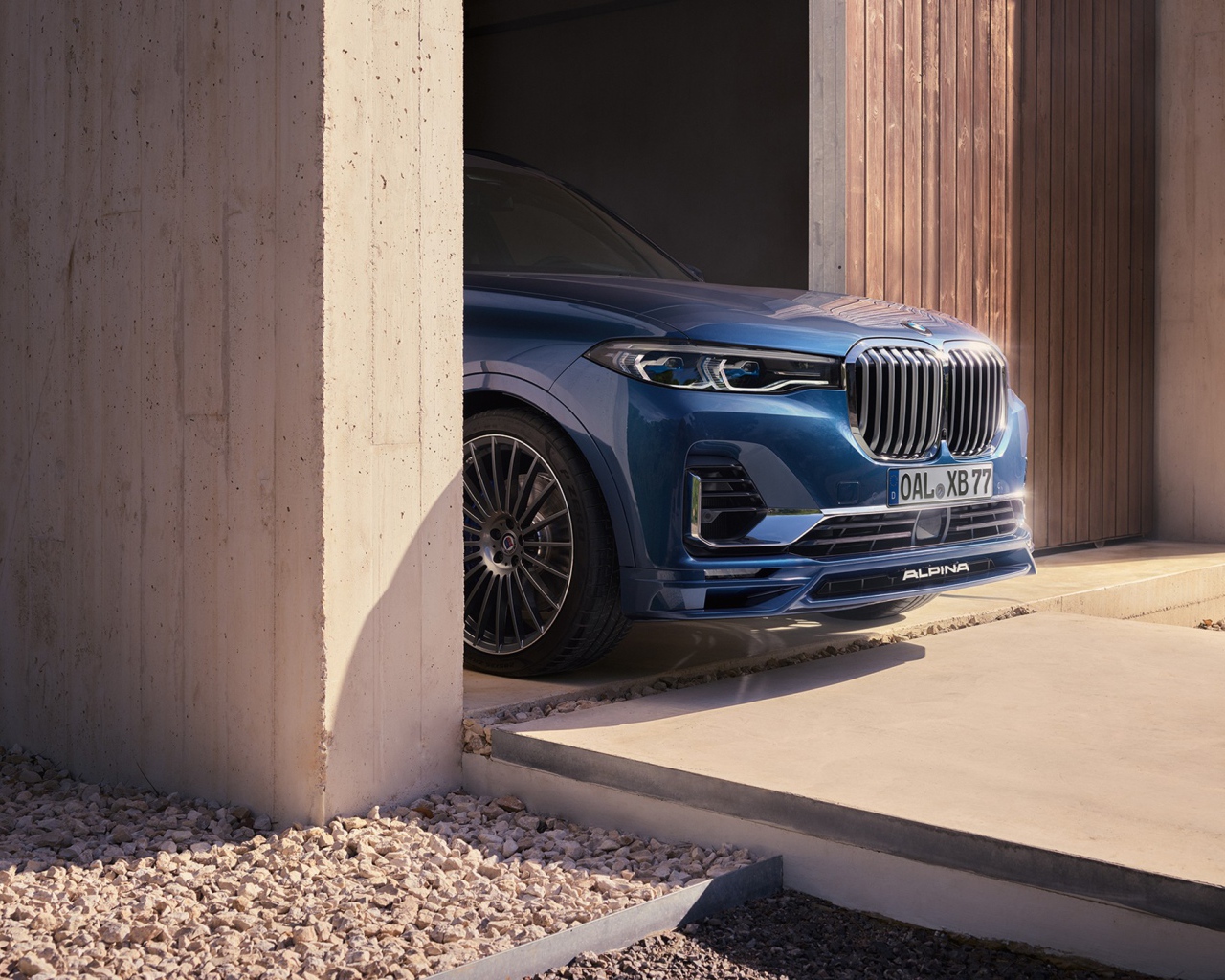Автомобиль BMW Alpina XB7, 2021 года выезжает из гаража