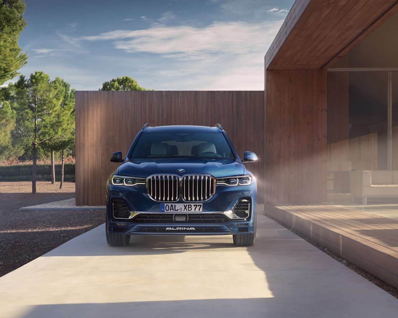 Автомобиль BMW Alpina XB7, 2021 года у дома