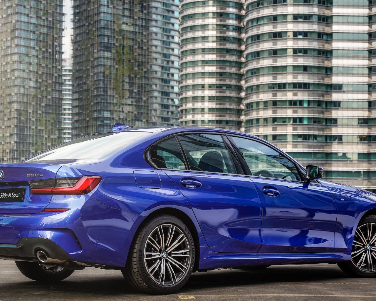 Дорогой автомобиль BMW 330e M Sport 2021 года вид сзади