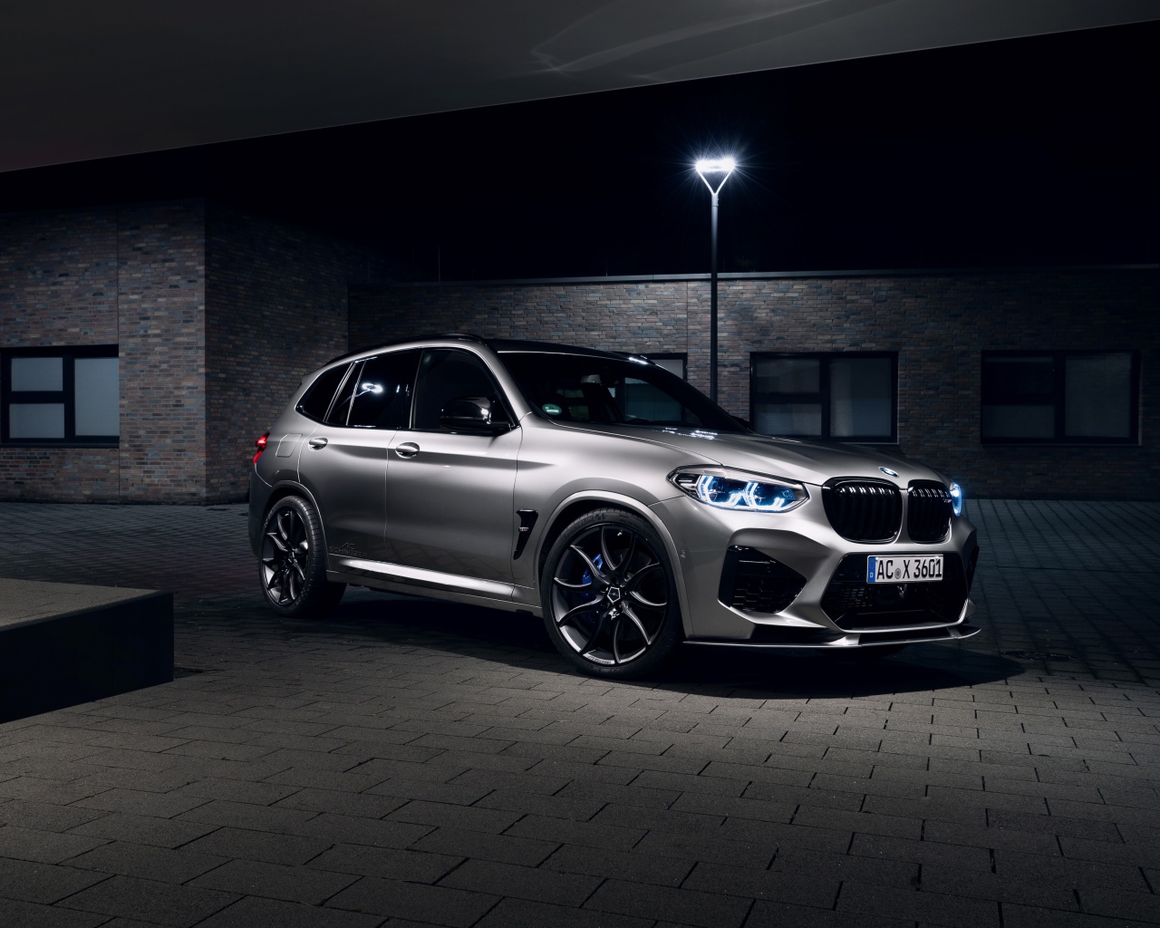 Дорогой автомобиль  BMW X3 M 2020 года на улице 