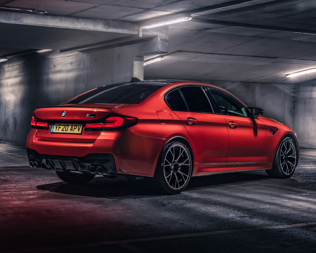 Красный автомобиль BMW M5 Competition 2020 года в тоннеле 