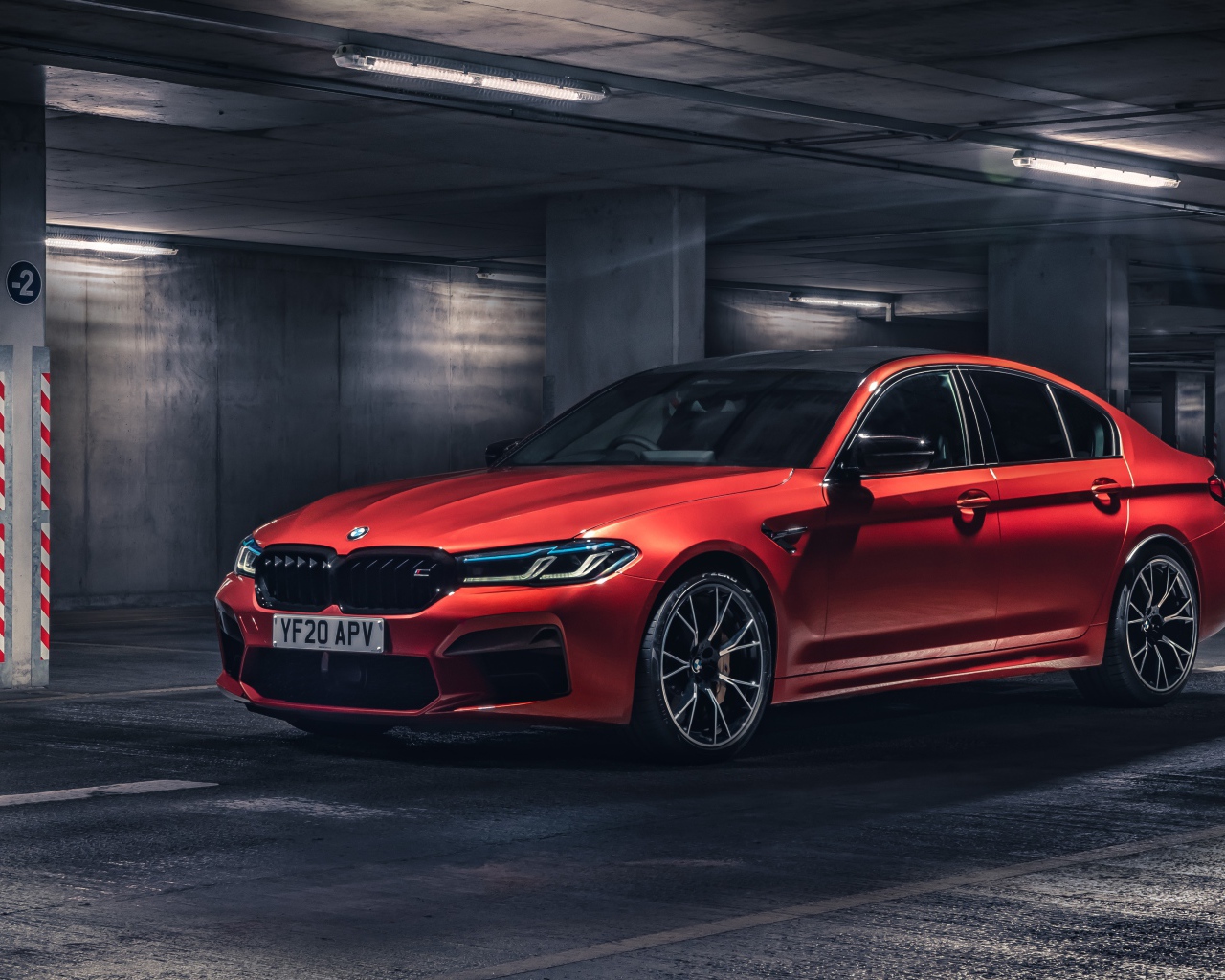 Красный автомобиль BMW M5 Competition 2020 на подземной парковке
