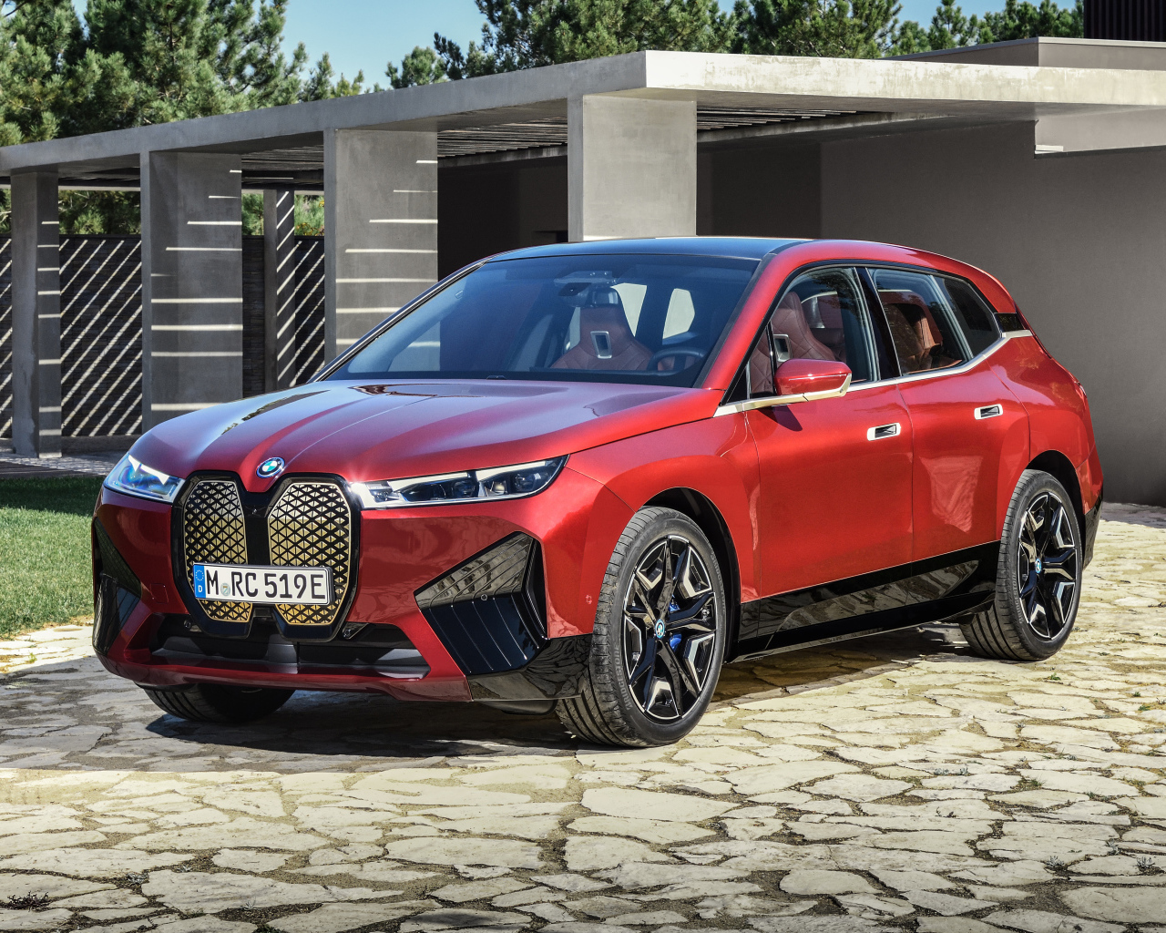 Красный кроссовер BMW IX Sport 2021 года у дома