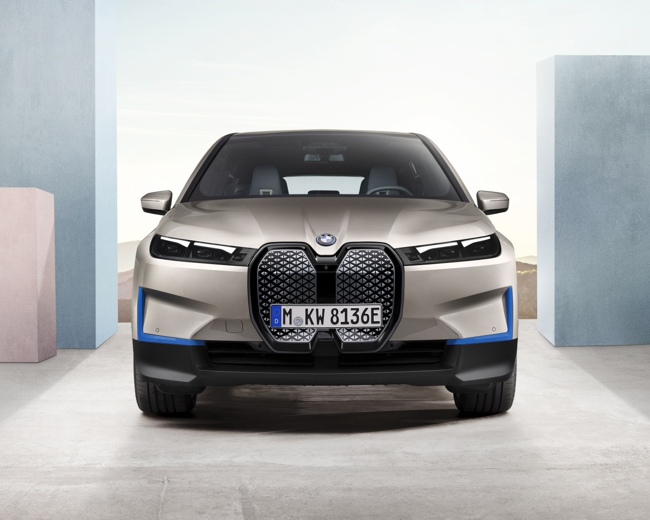 Серебристый автомобиль BMW IX 2021 года вид спереди