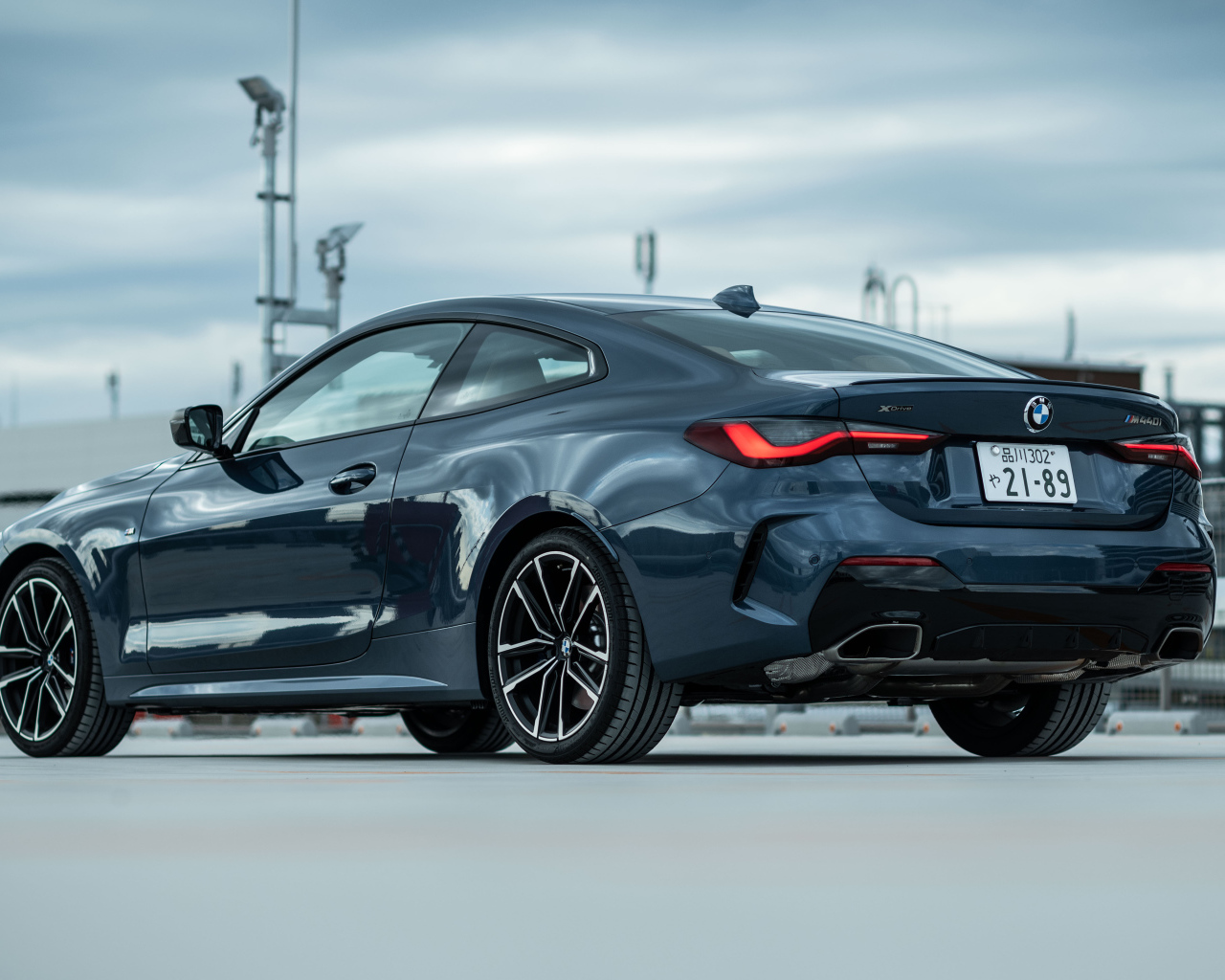 Стильный автомобиль BMW M440i XDrive Coupé 2020 года вид сзади