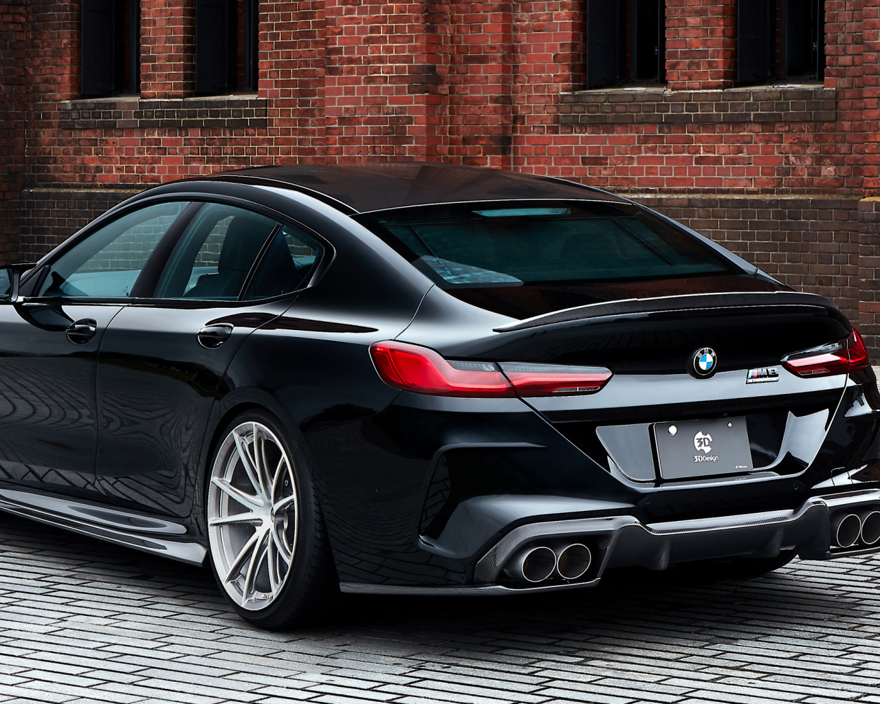 Стильный черный автомобиль BMW M8, 2020 года вид сзади