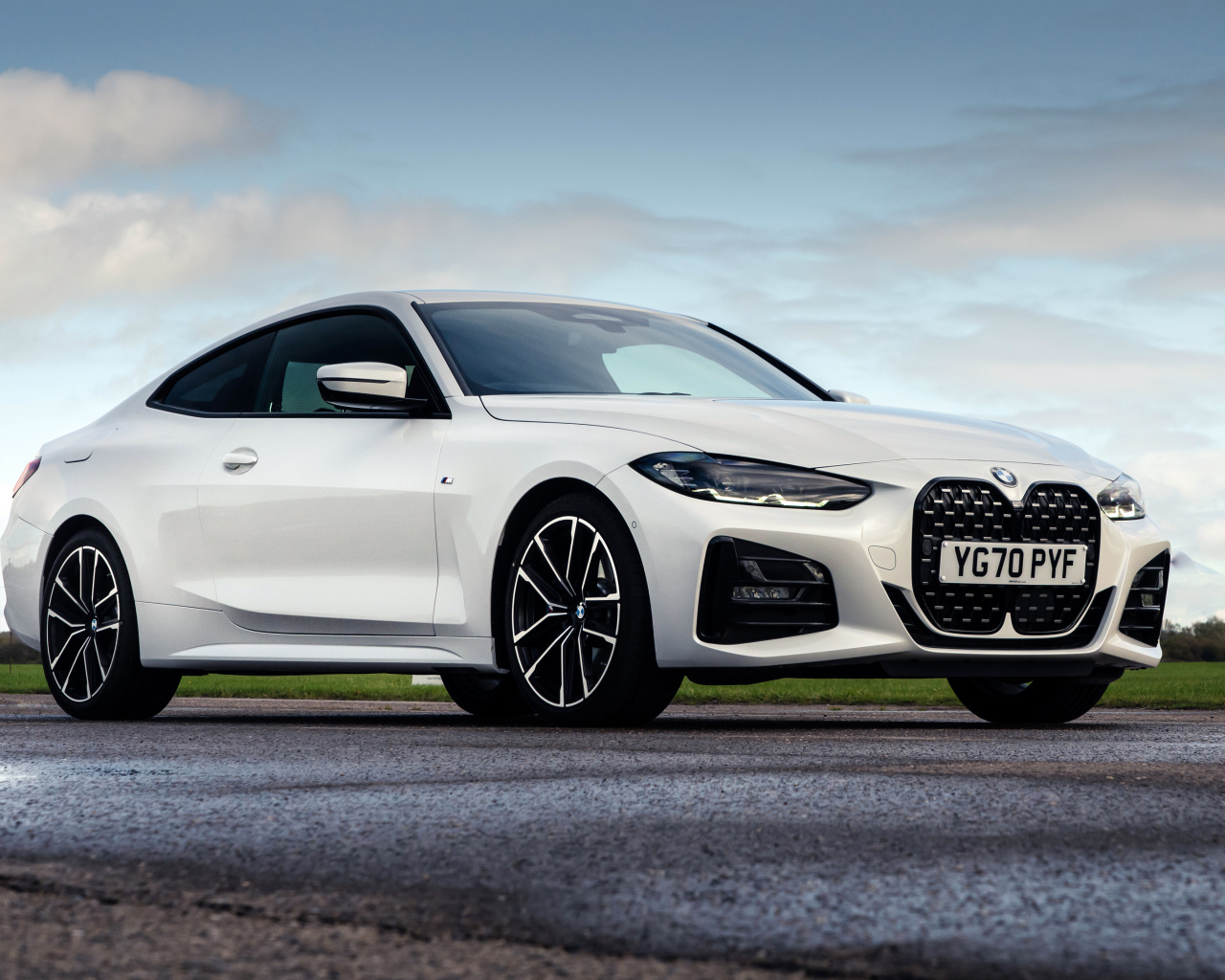 Белый автомобиль BMW 420i Coupé M Sport 2020 года на фоне неба