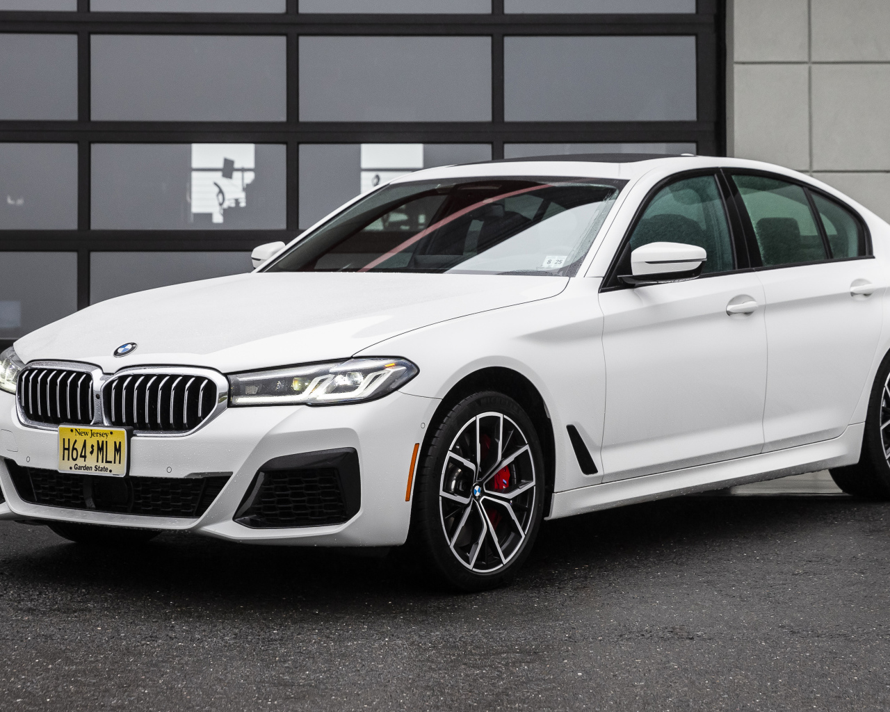 Белый автомобиль BMW 540i XDrive M Sport, 2021 года