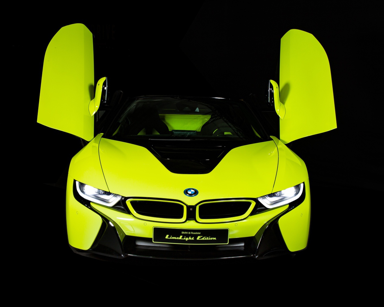 Желтый BMW I8 Roadster, 2019 года с открытыми дверями