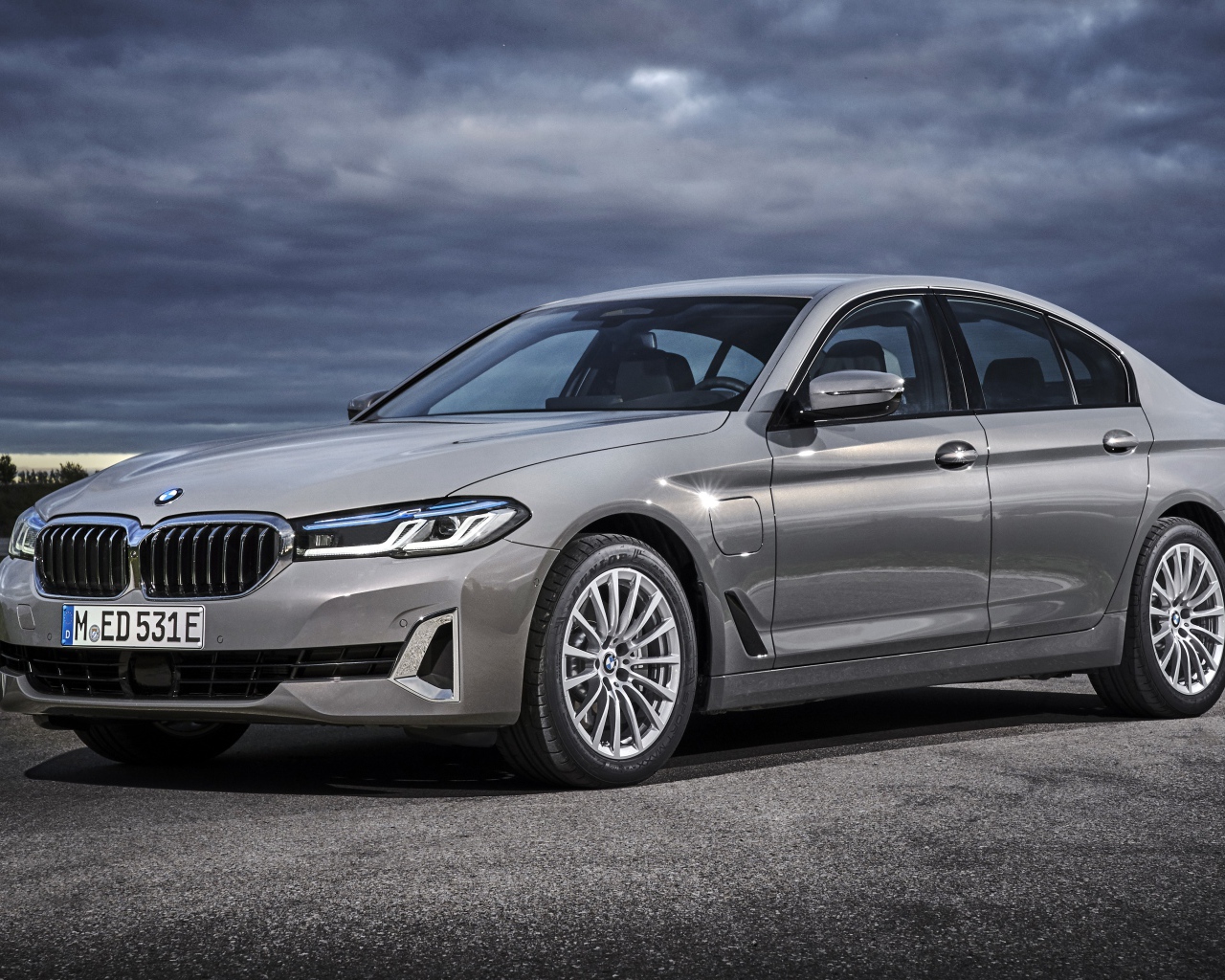 Серебристый автомобиль BMW 530e Luxury Line 2020 года 