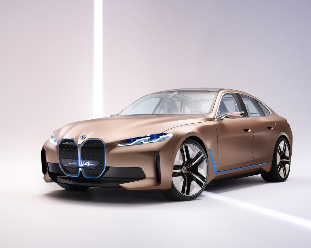 Автомобиль BMW Concept I4 2020 года на сером фоне
