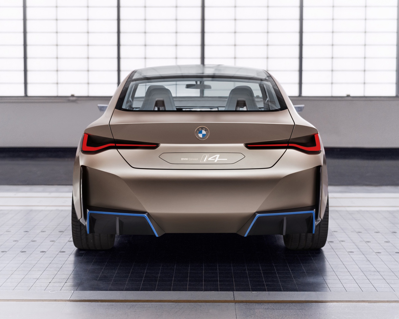 Автомобиль BMW Concept I4 2020 года вид сзади