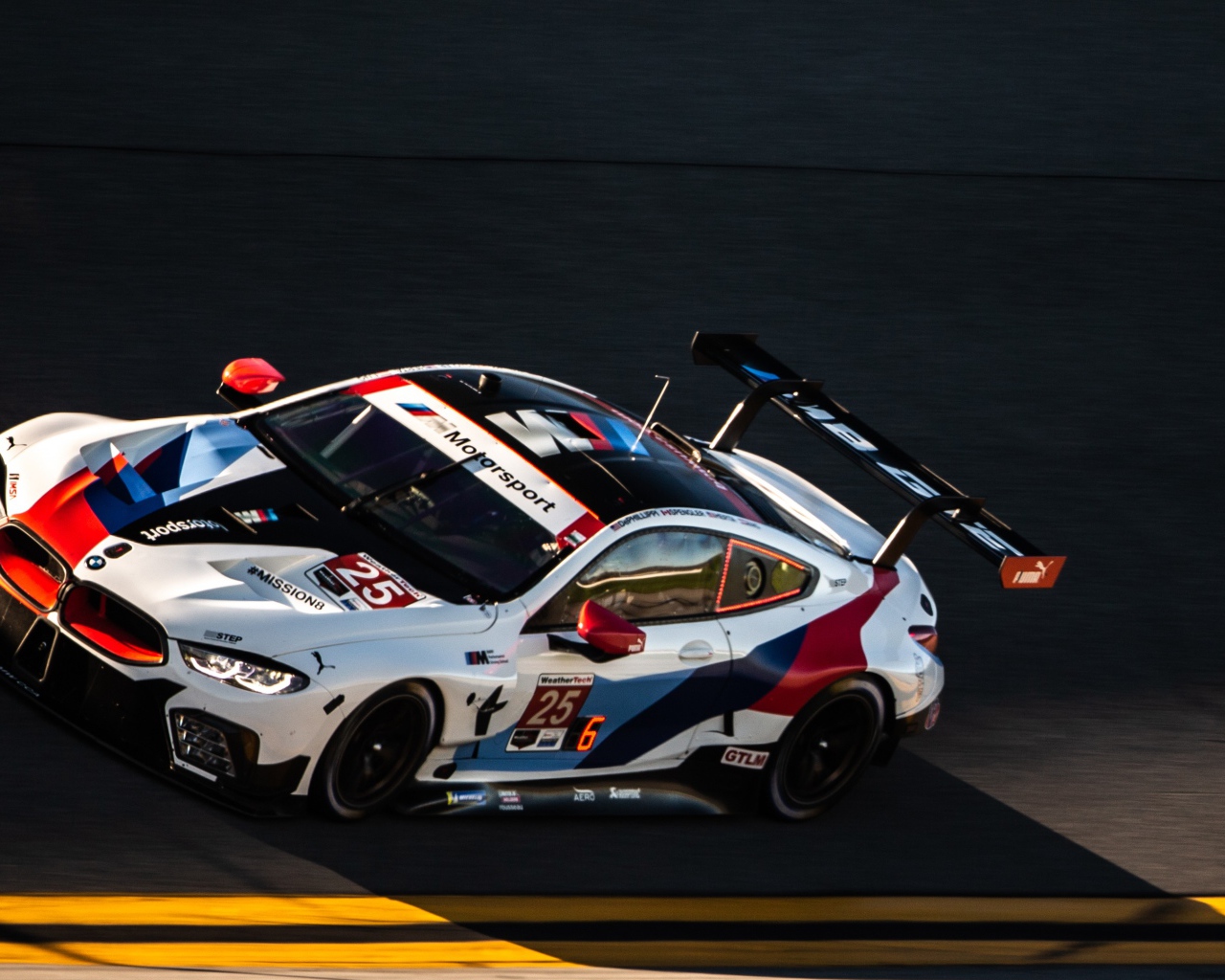 Быстрый автомобиль BMW M8 GTE 2020 года на трассе