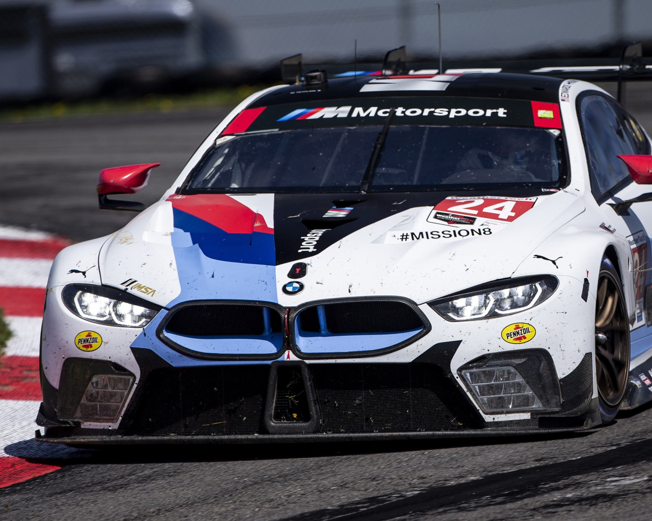 Спортивный автомобиль BMW M8 GTE 2020 года на гоночной трассе