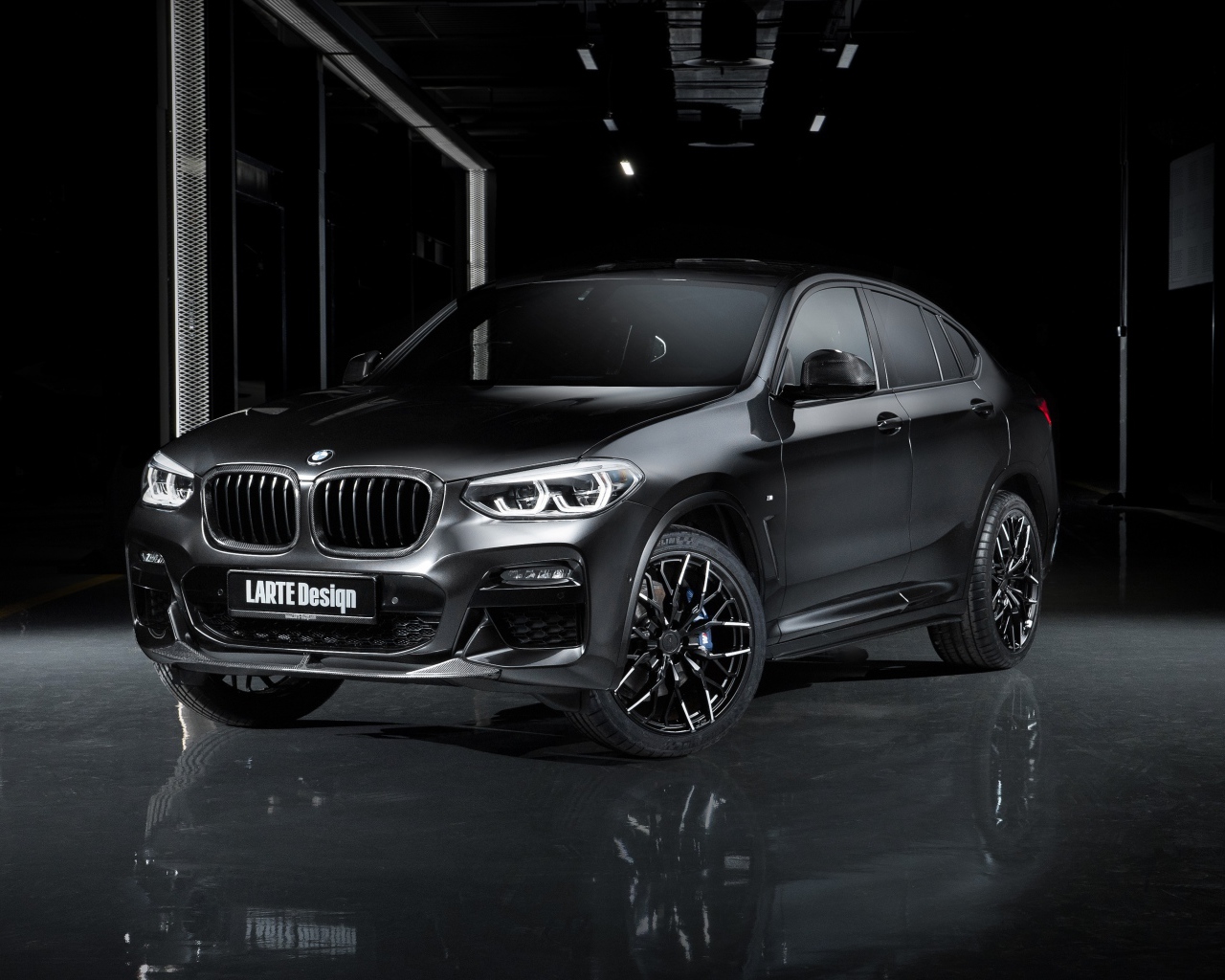 Черный внедорожник Larte Design BMW X4 2020 года в гараже 