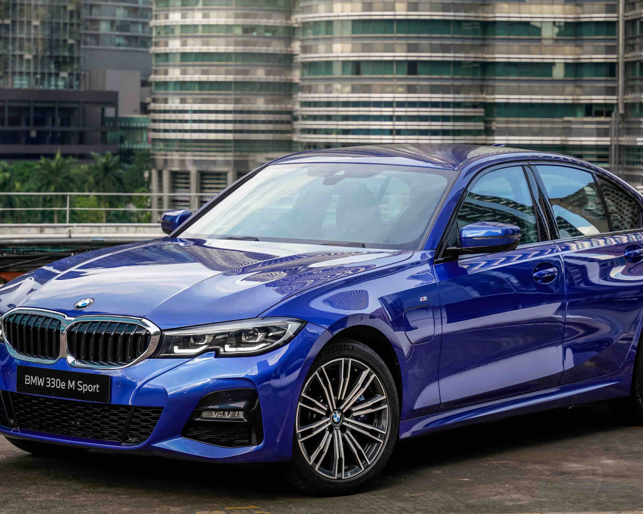 Синий автомобиль BMW 330e M Sport 2021 года