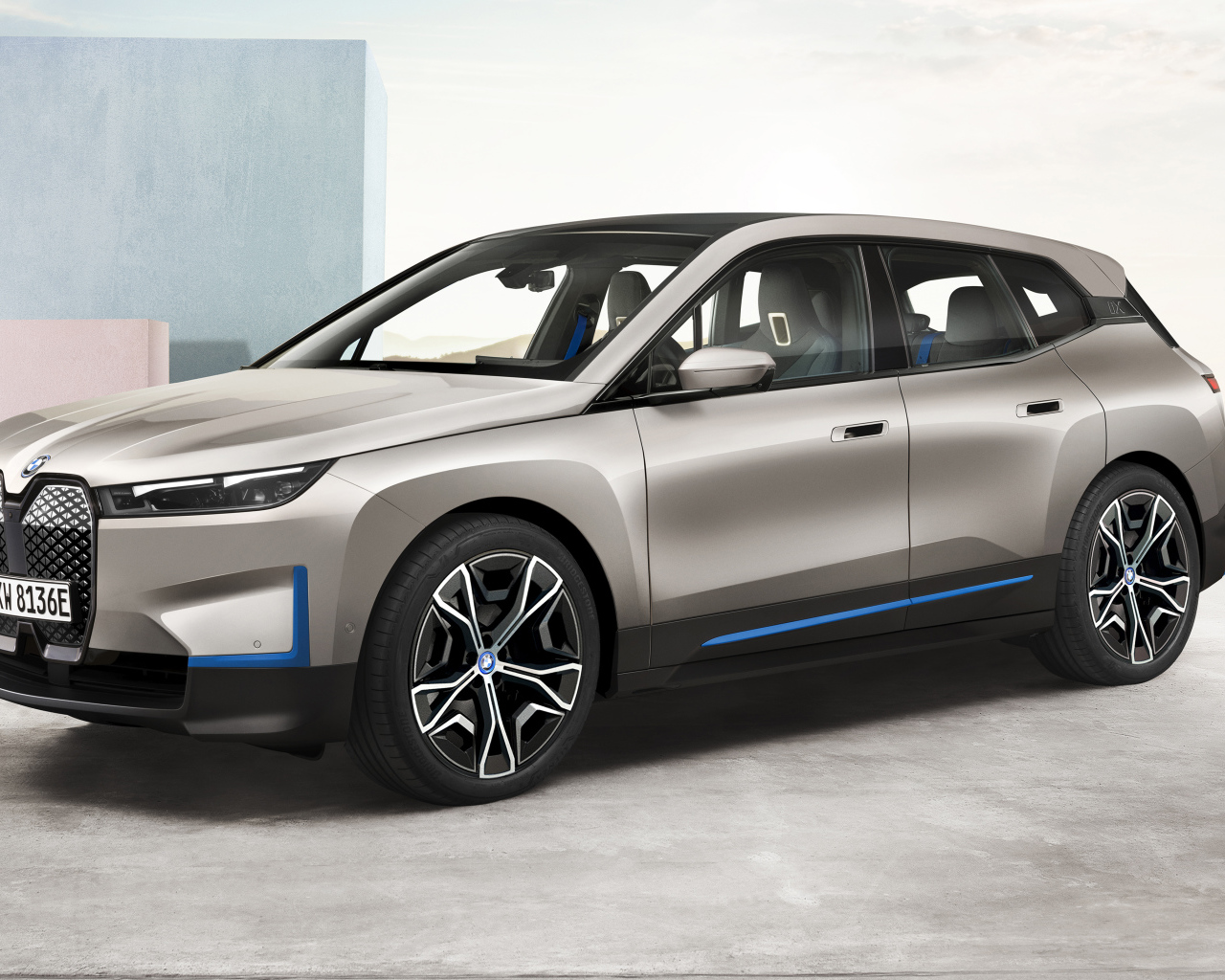 Автомобиль BMW IX 2021 года на выставке