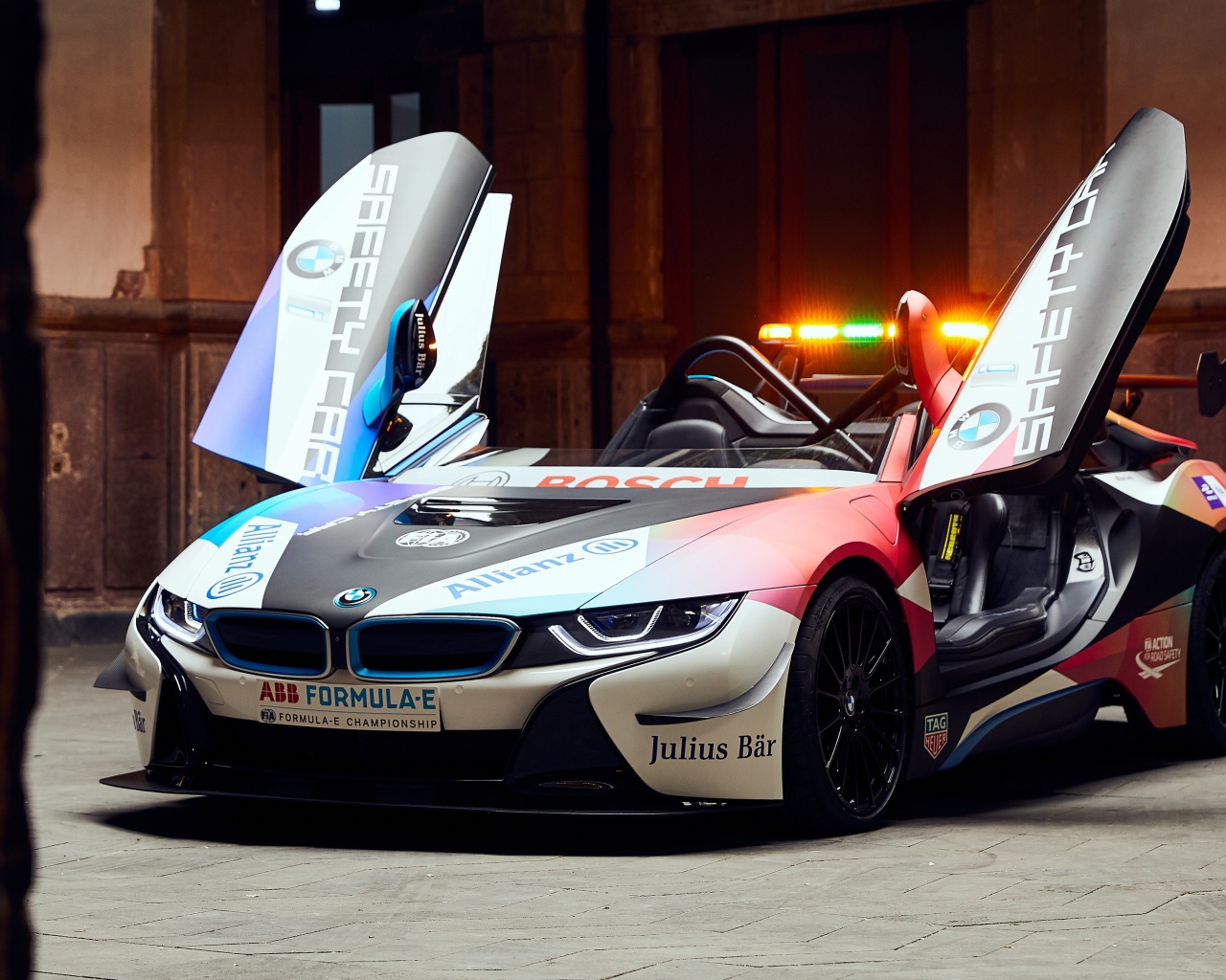 Гоночный автомобиль BMW I8 Roadster с открытыми дверями